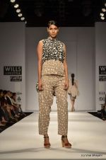 Model walk the ramp for Ashish Soni Show at Wills Lifestyle India Fashion Week 2012 day 4 on 9th Oct 2012 (14).JPG